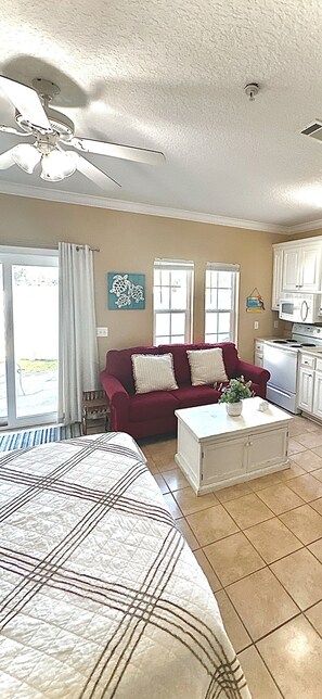 3 habitaciones, tabla de planchar con plancha y cuna de viaje 