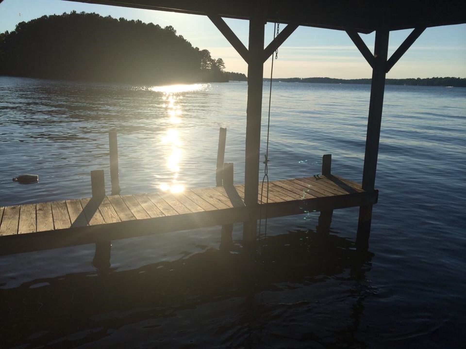 Relaxing Lake Front property with sandy beach! 5 mins from public boat launch