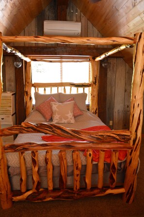 1 bedroom, desk, travel cot, free WiFi