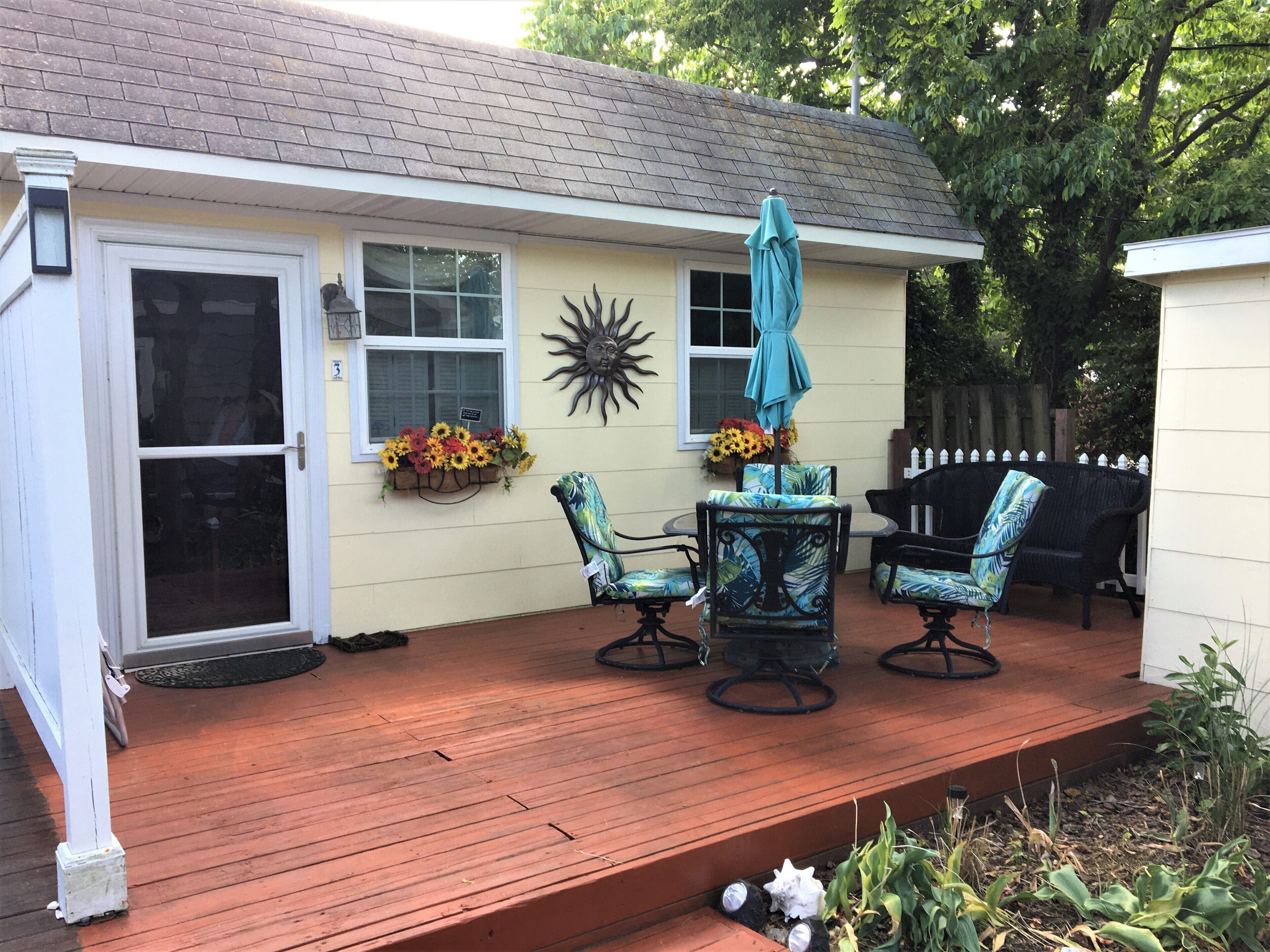 Piper Cottage  -- 100 Steps to Beach -- Private Deck and Garden Area
