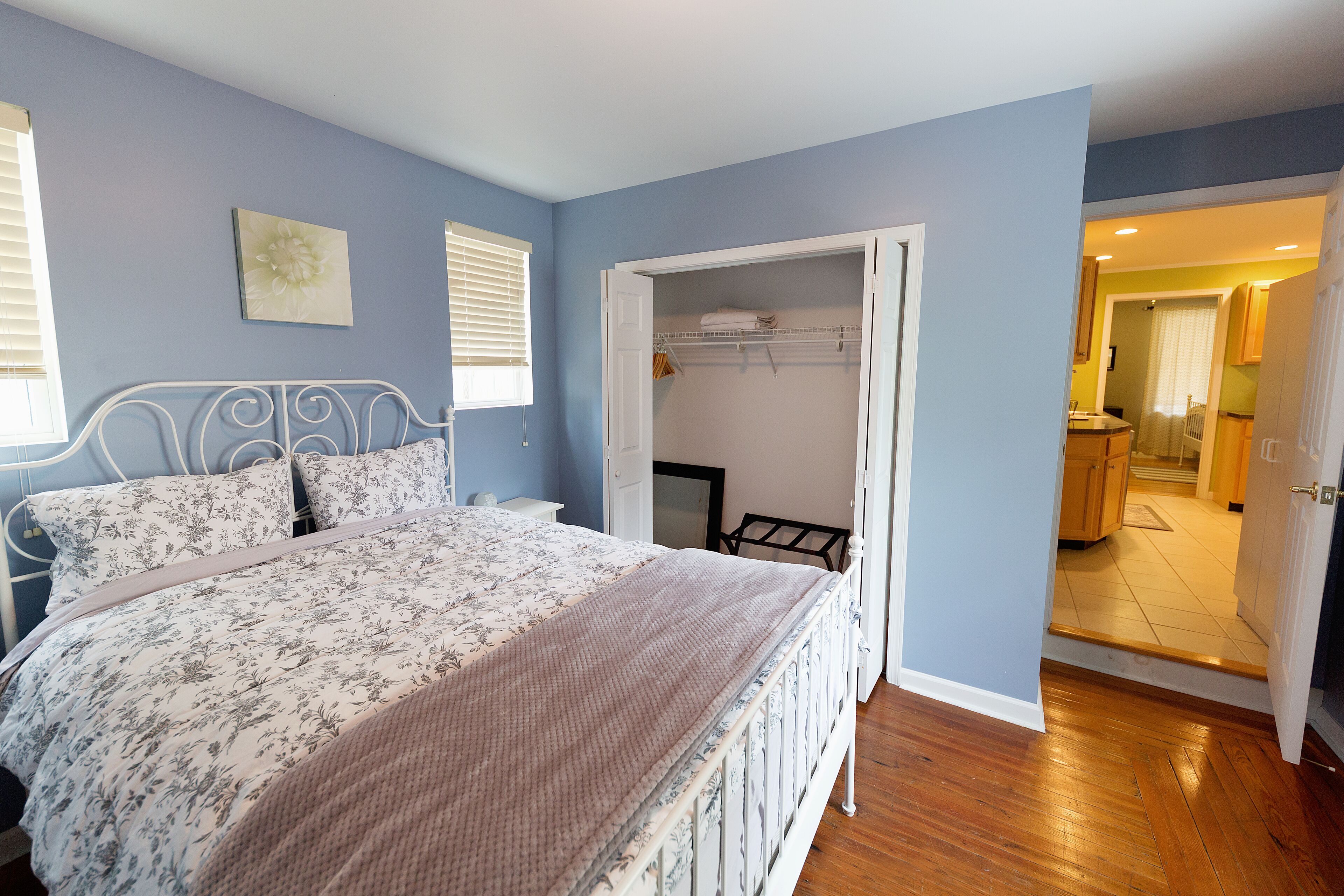 Beautiful Downtown 3 Bedroom/2 Bath Apartment