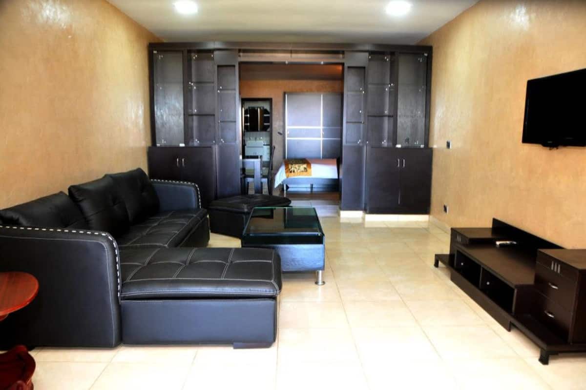 Minibar, caja de seguridad en la habitación y escritorio