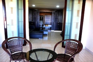 Classic Suite, Sea View | Living area