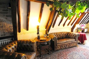 Smart TV, reproductor de DVD, libros y biblioteca musical 