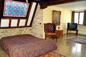 3 bedrooms, in-room safe, iron/ironing board, WiFi