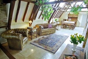 Smart TV, reproductor de DVD, libros y biblioteca musical 