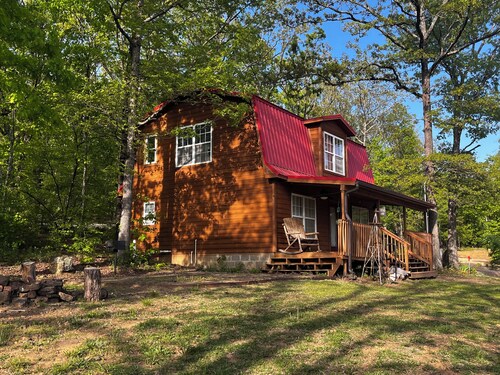 Cozy cabin with beautiful view of the meadow from porch-access to pond & meadow