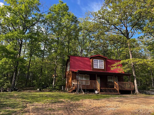 Family Cabin with a large front porch - Close to playground and pond