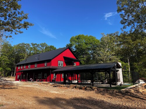 Family Cabin with a large front porch - Close to playground and pond
