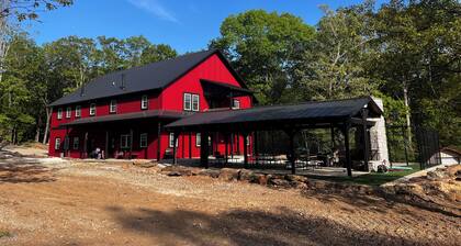 Family Cabin with a large front porch - Close to playground and pond
