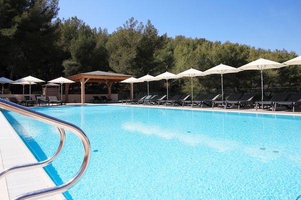 Seasonal outdoor pool, open 9:00 AM to 7:00 PM, pool loungers