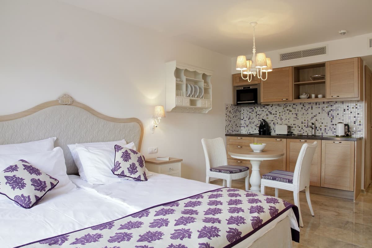 Appartement, vue mer | Cuisine privée | Machine à expresso, réfrigérateur, micro-ondes, plaque de cuisson