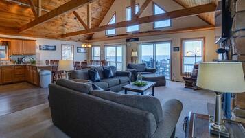 TV connectée, cheminée, lecteur de DVD, baby-foot