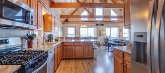  Serenity Place: Vackert sjö framför hemmet