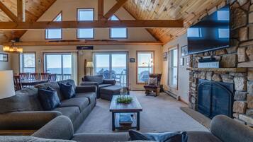 TV connectée, cheminée, lecteur de DVD, baby-foot