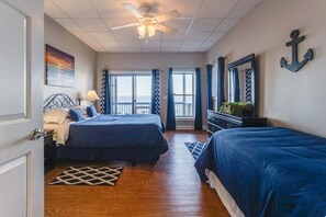 5 bedrooms, iron/ironing board, free WiFi, bed sheets - Serenity Place: lake home, pool table/game room (Penn Yan)