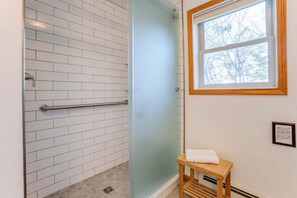 Badewanne, Haartrockner, Handtücher
