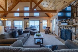 Een smart-tv, een open haard, videogames en een dvd-speler