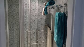 Apartment | Badezimmer | Dusche, kostenlose Toilettenartikel, Haartrockner, Handtücher