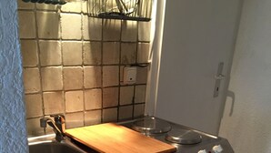Apartment | Private kitchenette | Coffee/tea maker, fridge, stovetop, cookware/dishes/utensils - Baumeisterhaus (Bad Hersfeld)