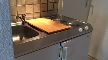 Apartment | Eigene Kochnische | Kühlschrank, Herdplatte, Wasserkocher mit Kaffee-/Teezubehör