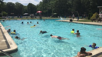 Piscina all'aperto, una piscina riscaldata