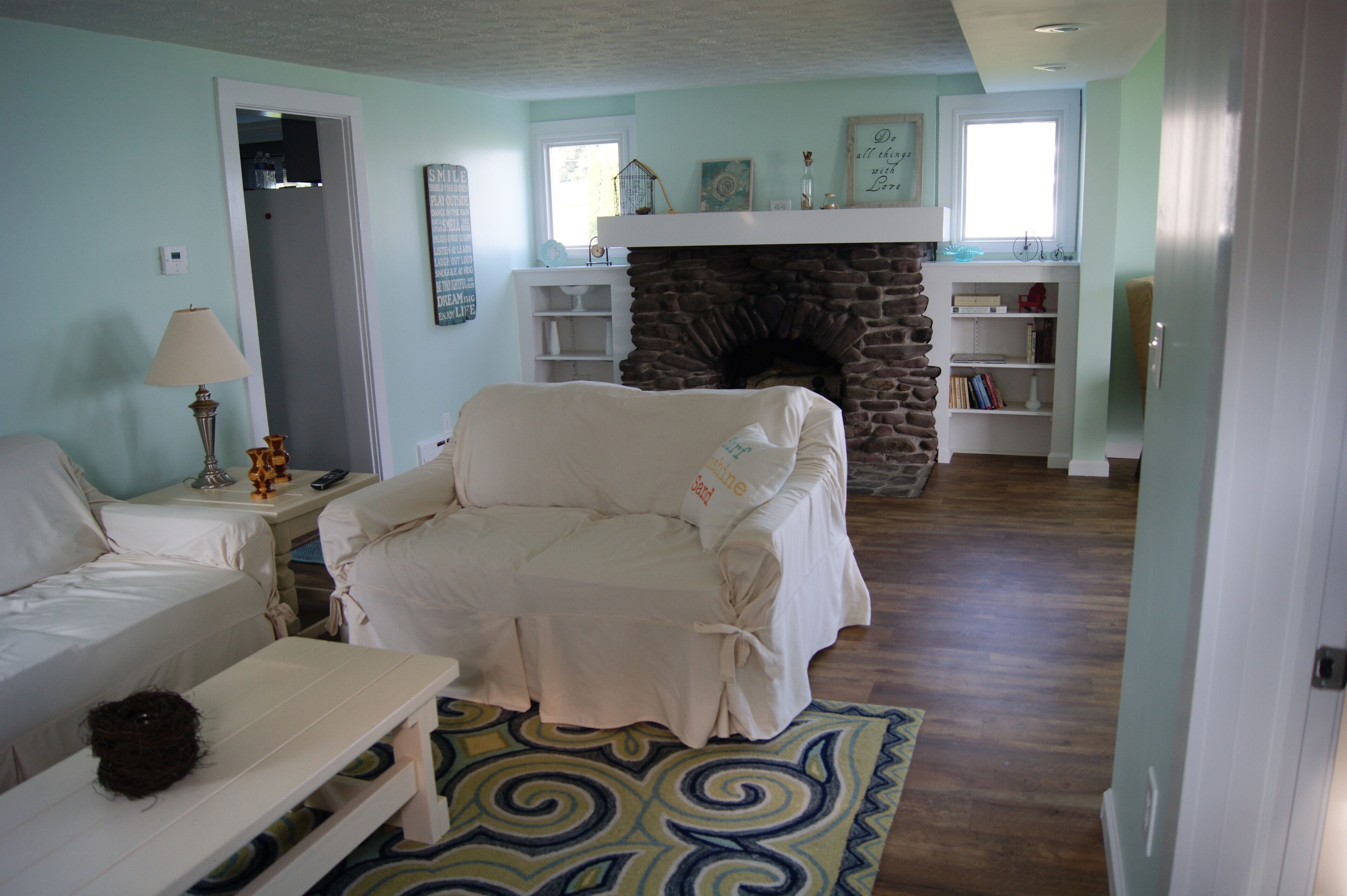 Smart-TV, peis, DVD-spiller og bøker