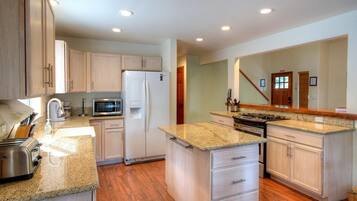 KĂŒhlschrank, Mikrowelle, Ofen, Herdplatte