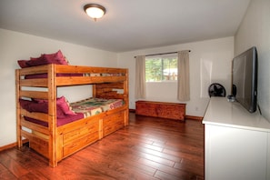 3 bedrooms, bed sheets - Alder Lodge (Yosemite National Park)