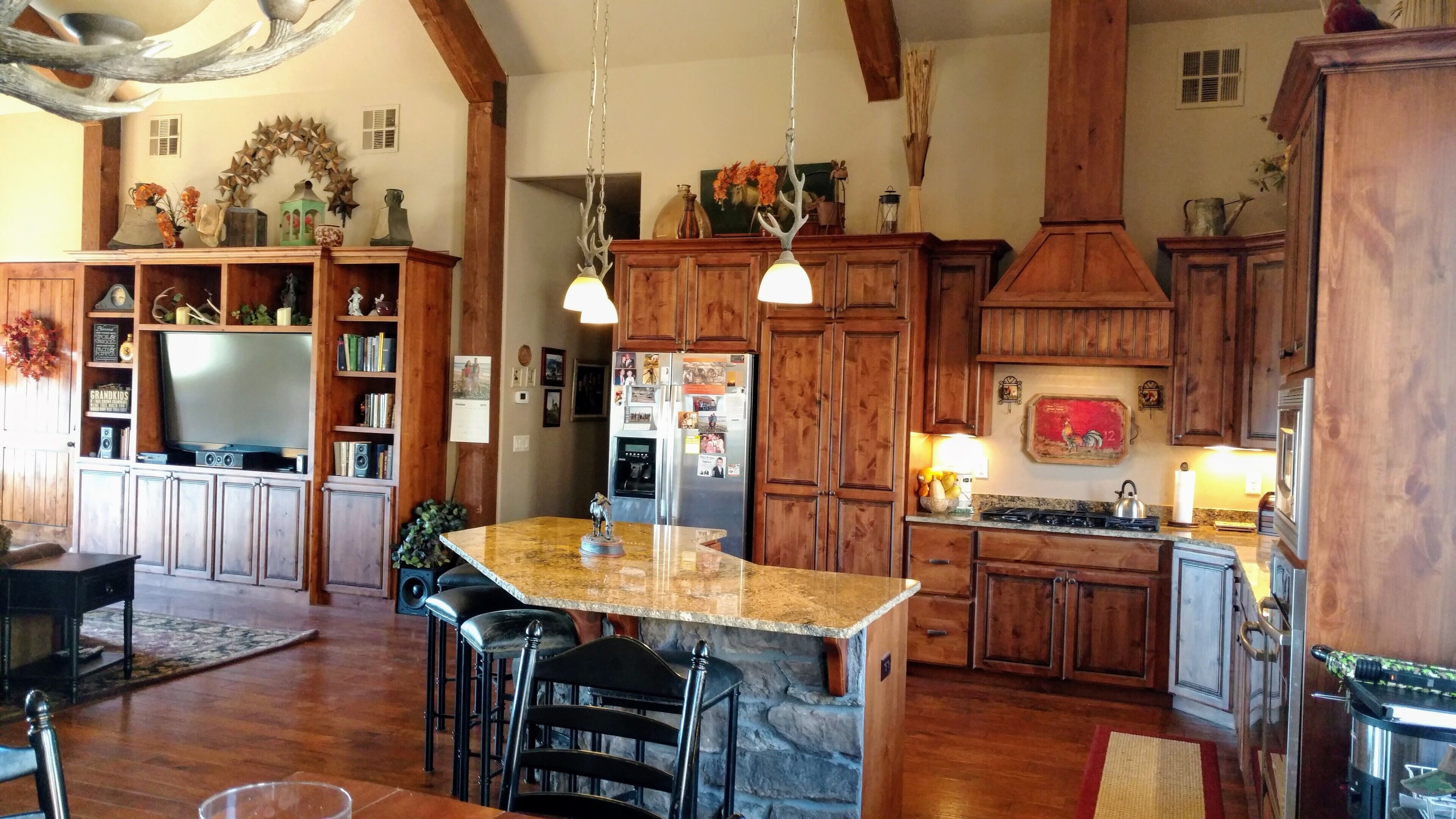 Beautiful quiet ranch retreat on 5 acres with horses, incredible views,