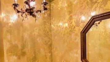 Suihku, hiustenkuivaaja, pyyhkeet, saippua