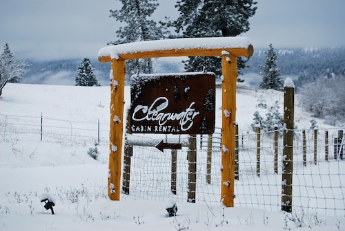 Peaceful, Private Cabin overlooking the Clearwater River. Dbl occ rates