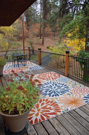 Terrace/patio - Peaceful, Private Cabin overlooking the Clearwater River. Dbl occ rates (Orofino)