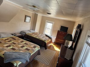 4 bedrooms, free WiFi, bed sheets - Shady Pines Retreat (Ontario)