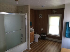 Combined shower/tub, towels, toilet paper - Shady Pines Retreat (Ontario)
