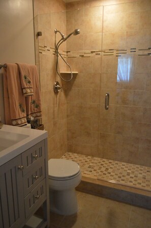 Combined shower/bathtub, hair dryer, towels, soap - SABTR UNIT 506- 6 MIN. WALK TO THE BEACH -POOL  2BR, 2.5BA 5-star Reviews! (St. Augustine)
