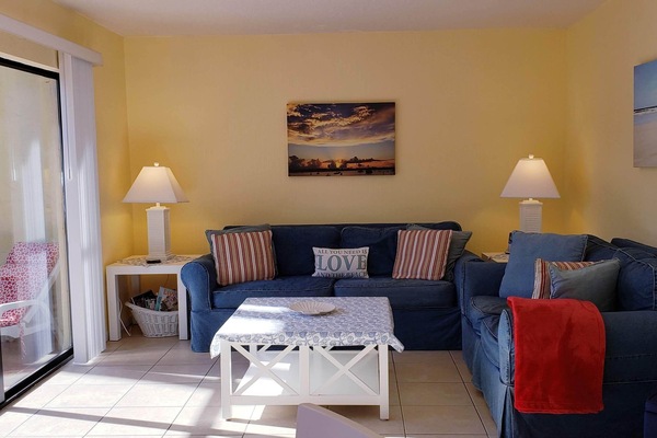 Een smart-tv, een dvd-speler en een stereo