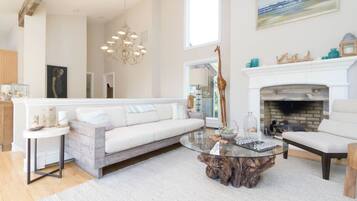 TV connectée, cheminée, lecteur de DVD, chaßne hi-fi