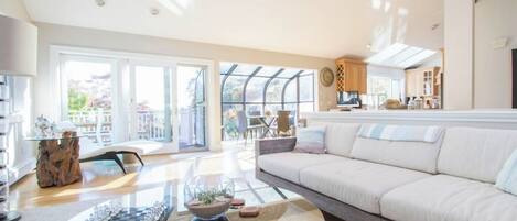 Smart-TV, Kamin, DVD-Player, Stereoanlage