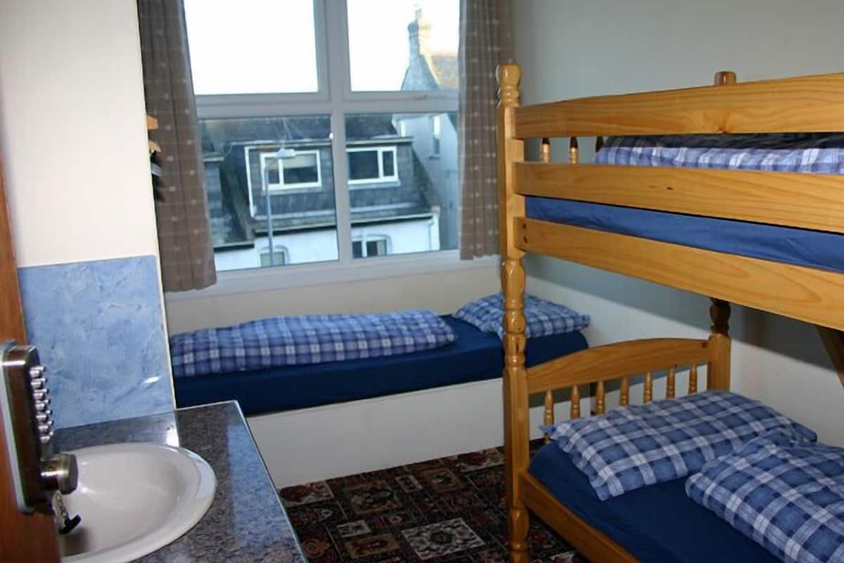 Dreibettzimmer, Gemeinschaftsbad