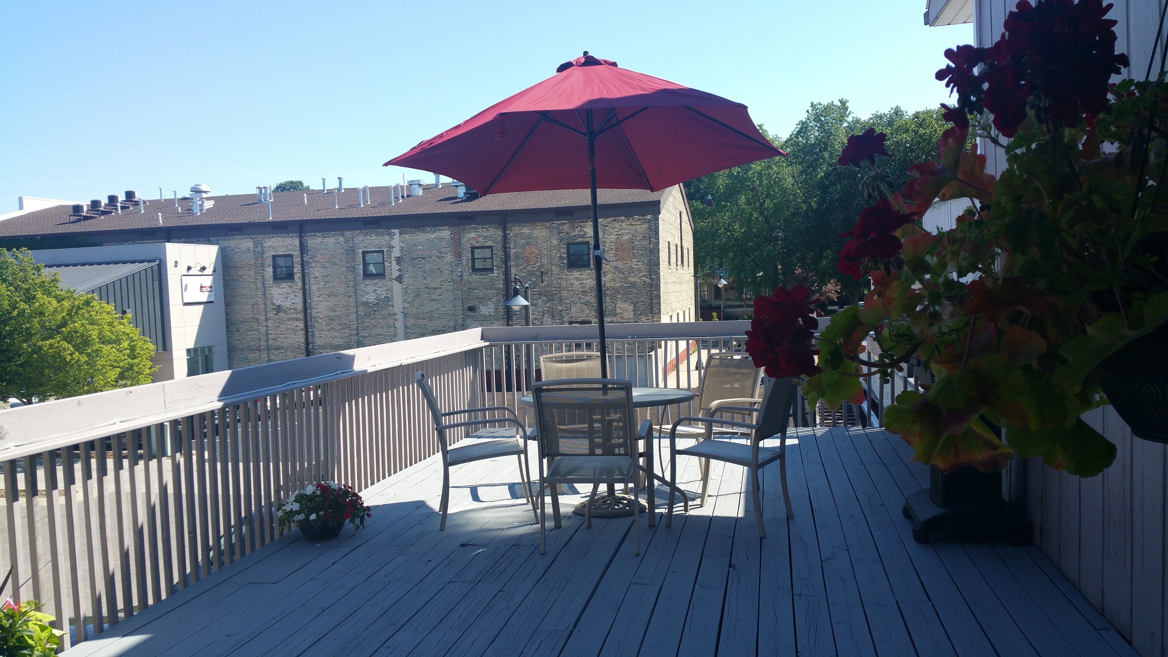 Downtown Condo, sleeps 6, large deck, dogs OK woof!, short walk to the beach!!!!
