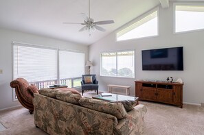 Smart TV, DVD player, books, video library - This Tropical Bungalow features Air Conditioning and Tempurpedic King Bed (Pepeekeo)