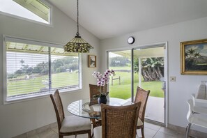 Dining - This Tropical Bungalow features Air Conditioning and Tempurpedic King Bed (Pepeekeo)