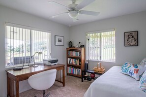 3 bedrooms, desk, iron/ironing board, travel cot - This Tropical Bungalow features Air Conditioning and Tempurpedic King Bed (Pepeekeo)