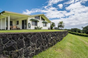 Exterior - This Tropical Bungalow features Air Conditioning and Tempurpedic King Bed (Pepeekeo)