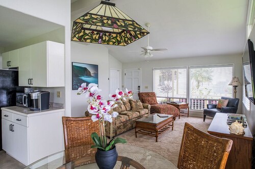 This Tropical Bungalow features Air Conditioning and Tempurpedic King Bed