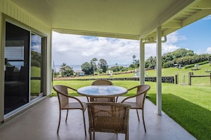 Outdoor dining - This Tropical Bungalow features Air Conditioning and Tempurpedic King Bed (Pepeekeo)