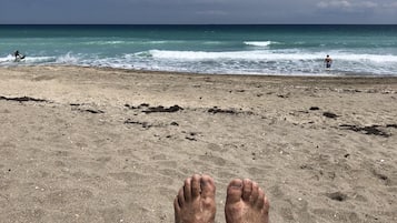 Playa en los alrededores, camastros y toallas de playa