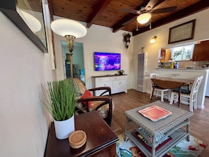 Smart TV, books - 🌊🌊 2026 @ the Starfish Cottage. Steps to Ocean. RELAX & ENJOY  the beach. 🏖️ 😎🏖️ (seal beach)