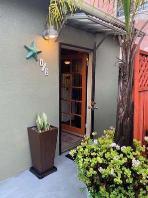Exterior detail - ๐๐ 2026 @ the Starfish Cottage. Steps to Ocean. RELAX & ENJOY the beach. ๐๏ธ ๐๐๏ธ (seal beach)